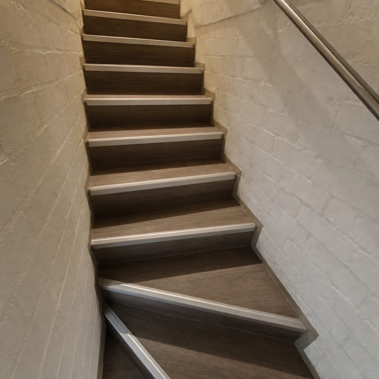 LVT-Treppenbelag mit sauberen Stufenkanten